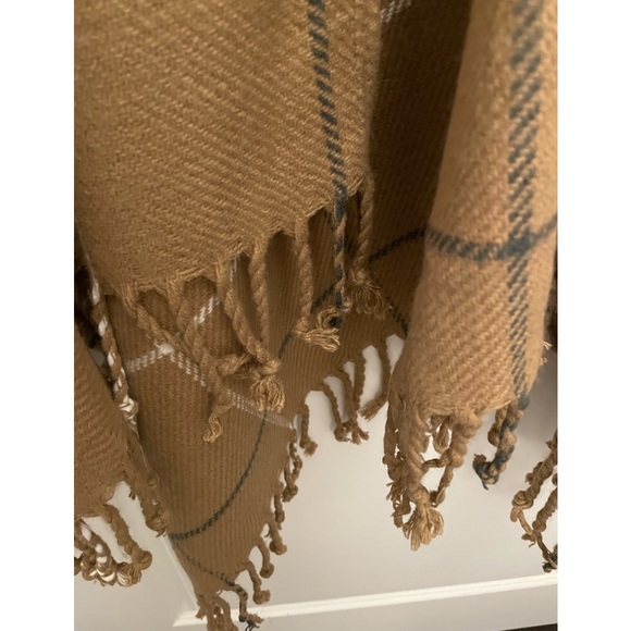 Must go before 7th! Abercrombie & Fitch Poncho 118*132cm - Picture 3 of 3